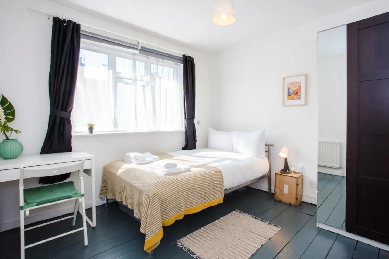 Case de vacanță Stylish 4bd House With Private Garden - Stratford Londra