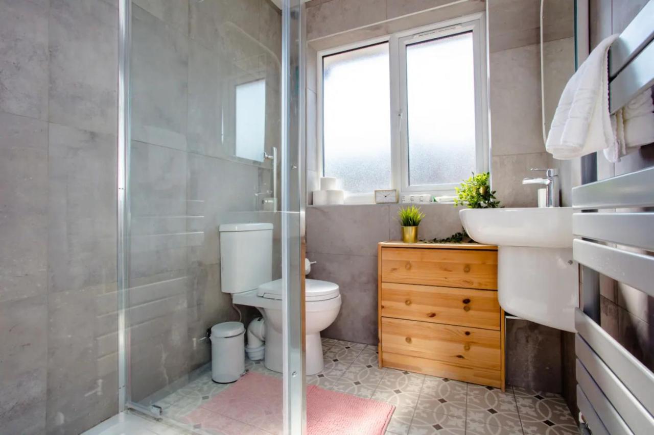 Stylish 4bd House With Private Garden - Stratford Case de vacanță Londra